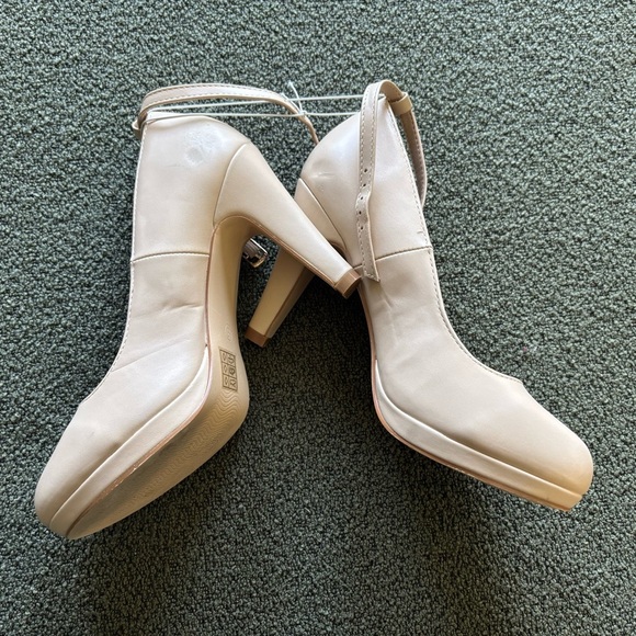 Allegra K Tan Vintage Inspired Heels - Picture 2 of 4